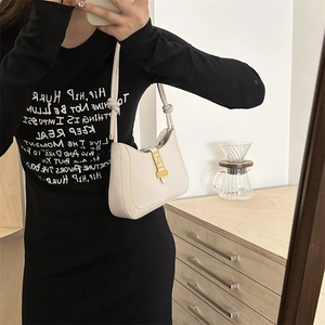 Sac hobo croissant blanc crème minimaliste avec boucle dorée et détails de bandoulière