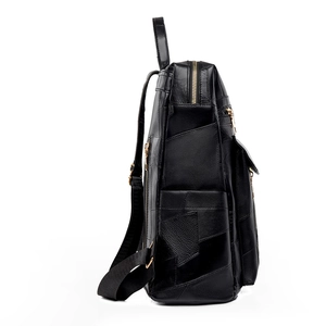 Vue latérale du sac à dos en similicuir noir avec design color-block et zips dorés