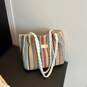 Sac cabas tissé en paille à rayures colorées avec poignées en corde blanche et patch en cuir