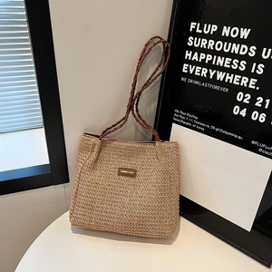 Sac cabas chic en paille tissée avec anses en cuir marron et grand espace pour l'été