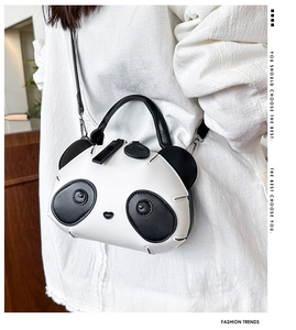 Détails d'un sac panda avec nez en cœur et bandoulière réglable pour femmes