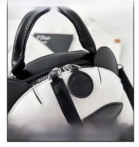 Détail des doubles fermetures éclair en métal sur un sac panda mignon en similicuir