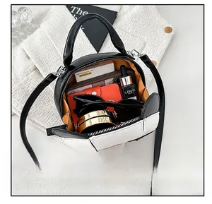 Vue intérieure montrant la capacité du mini sac panda avec portefeuille et cosmétiques
