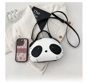 Gros plan d'un sac panda mignon posé sur un blazer en tweed blanc élégant