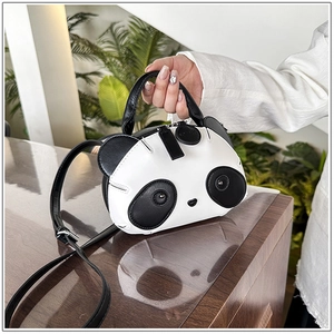 Vue détaillée du joli sac panda avec poignées noires et fermeture éclair métallique