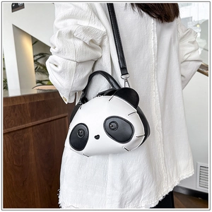 Vue arrière détaillée d'un sac à bandoulière panda mignon pour femme en cuir noir et blanc