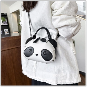 Détail du sac à bandoulière en forme de panda avec oreilles 3D et sangle en cuir PU réglable