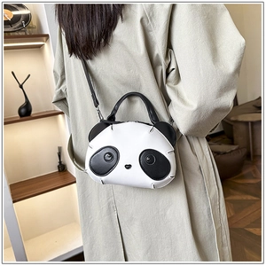 Mannequin portant un sac panda mignon avec poignées noires et une bandoulière fine