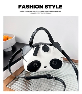 Détail du sac panda avec oreilles 3D et bandoulière réglable en similicuir noir