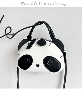 Détail du sac panda en cuir avec rivets argentés et bandoulière sur support noir