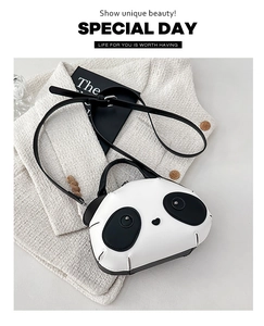 Détail du sac panda avec des patchs noirs pour les yeux et une bandoulière réglable