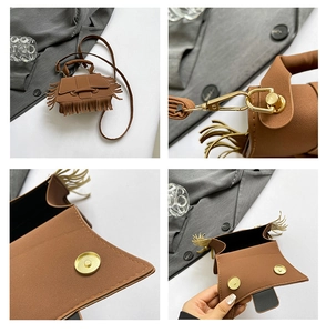 Détails du sac bandoulière marron avec franges longues et fermoir magnétique en similicuir