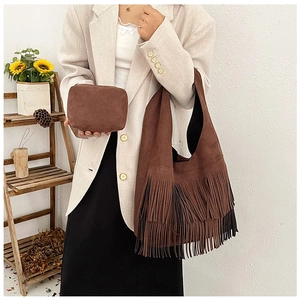 Bruine suède tas met franjes en bijpassende pouch in bohemian vintage stijl