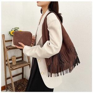 Bruine suède shopper set met franjes en een bijpassende kleine vierkante clutch tas
