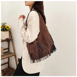 Bruine hobo tas van imitatiesuède met dubbele franjes gestyled met een chique blazer