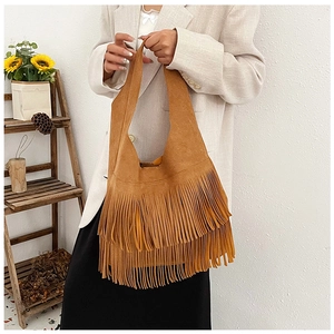 Bruine matte leren schoudertas met lange franjes en een vintage boheemse uitstraling voor dames