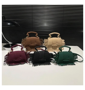 Sacs bandoulière à franges en cinq couleurs avec texture mate et détails de poignée