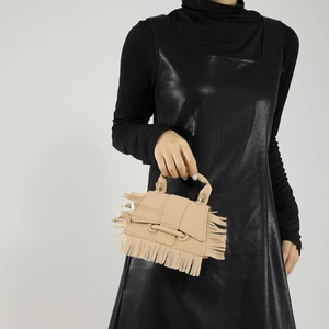 Sac bandoulière beige en similicuir avec franges et fermoir cylindrique pour femmes