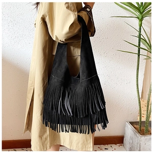 Detail van bohemien zwarte suède shopper met lange franjes en grote opslagcapaciteit