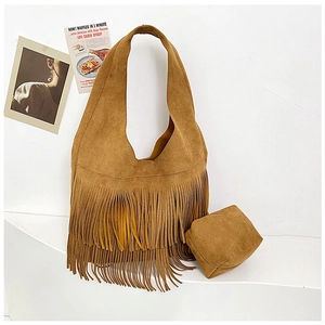 Detail van bohemien camel suède tote set met lange franjes en bijpassend ritszakje