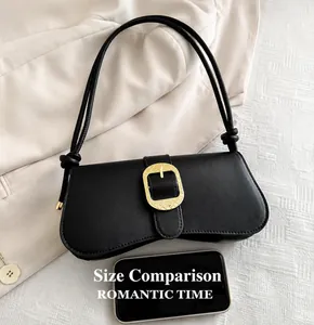 Comparación de tamaño de bolso de hombro en cuero sintético negro con un smartphone