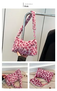Detalle de bolso de mano de piel sintética con estampado de leopardo rosa y cadena moderna