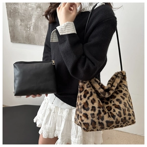 Detalle del bolso tote de piel sintética de leopardo con estuche negro con cremallera