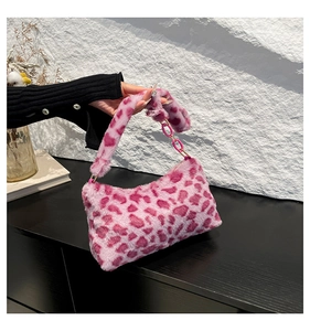 Detalle del bolso de peluche con estampado de leopardo rosa y asa de cadena a juego
