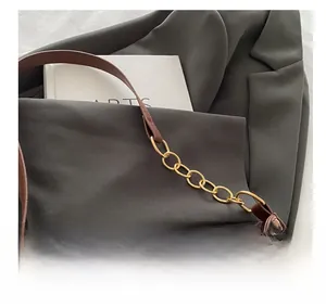 Détails du sac bandoulière léopard avec anneaux métalliques dorés et finitions en cuir