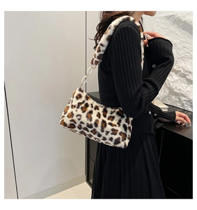 Détail du sac à bandoulière en fausse fourrure léopard avec anneaux blancs et bandoulière