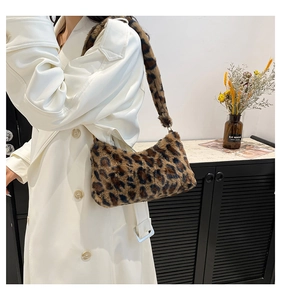 Sac sous le bras chic en fausse fourrure léopard avec bandoulière assortie pour femme
