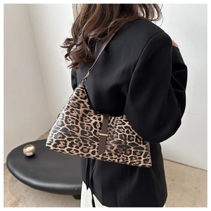 Détail du sac hobo à motif léopard avec bandoulière en cuir marron et boucle dorée
