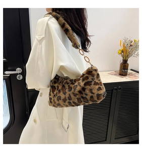 Gros plan du sac en peluche léopard avec maillons ambrés et texture en fourrure