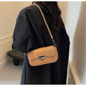 Détail du sac bandoulière beige minimaliste avec boucle argentée et sangle en chaîne