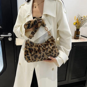 Sac sous le bras chic en peluche léopard avec bandoulière en chaîne ambre