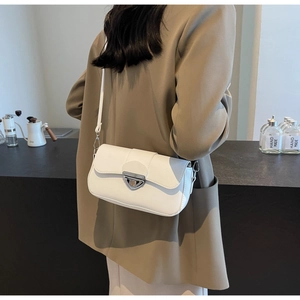 Vue détaillée du sac à bandoulière blanc minimaliste avec sangle réglable sur le mannequin