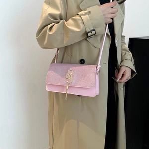 Sac à bandoulière chic à paillettes roses avec logo doré et élégant détail de gland