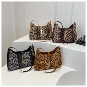 Détail de quatre sacs sous les bras à motif léopard avec chaînes en divers coloris