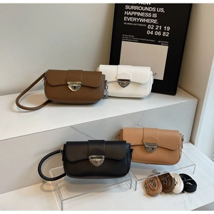 Détails de quatre sacs bandoulière minimalistes avec des boucles argentées en cœur