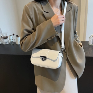 Sac à bandoulière structuré en cuir blanc minimaliste avec fermoir métallique triangulaire