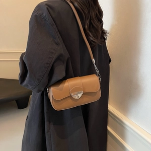 Sac bandoulière rétro en cuir marron avec fermoir argenté et bandoulière chaîne