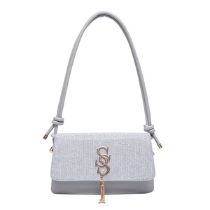 Sac sous le bras chic gris avec rabat scintillant argenté et détail de pompon en métal