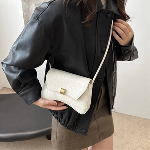 Sac sous le bras blanc minimaliste avec texture crocodile et boucle dorée