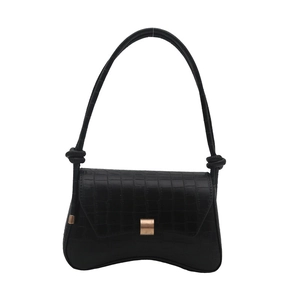 Sac sous le bras noir à motif crocodile avec base incurvée et boucle dorée élégante