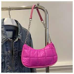 Detalle del bolso hobo de nailon acolchado rosa fucsia con correa de cadena y costuras en rejilla