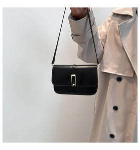 Minimalistische schwarze Achseltasche aus Leder mit schicker goldener Metallschnalle