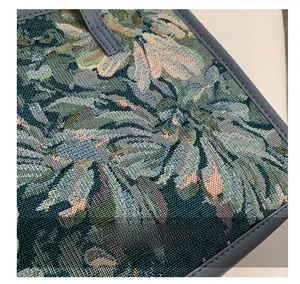 Vue rapprochée du tissu jacquard à motifs floraux avec détails de bordure en cuir