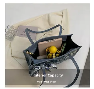 Capacité interne du grand sac cabas à fleurs pour tablette et objets divers