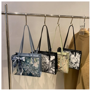 Détail de quatre sacs cabas en jacquard à motifs floraux sur supports métalliques