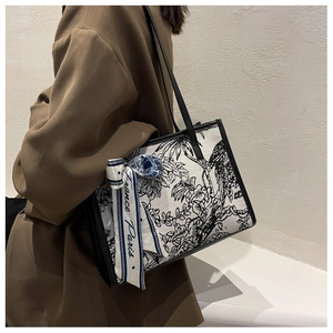 Détail d'un cabas en toile de Jouy avec motifs d'oiseaux et de plantes vintage